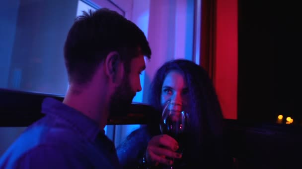 Mann und Frau lernen sich bei gemeinsamer Heimatparty von Freunden kennen, entspannen sich abends — Stockvideo