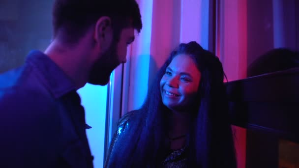 Betrunkenes Paar scherzt und lacht auf Abendparty, lernt sich kennen, flirtet — Stockvideo