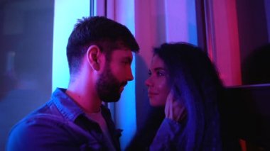 Güzel çift şefkatle akşam partisinde öpüşme, gerçek aşk, birliktelik