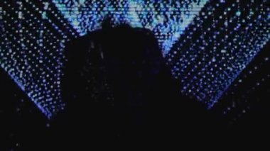 Gece kulüp ışıkları arasında dans yüksek genç kadın, halüsinojenik uyuşturucu etkisi