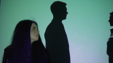Ağlayan kız arka planda öpüşme siluet çift baş dönüm, ihanet