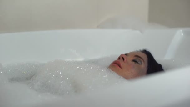 Junge Frau wacht nach Sturz unter Wasser im Badezimmer auf, Selbstmordversuch — Stockvideo