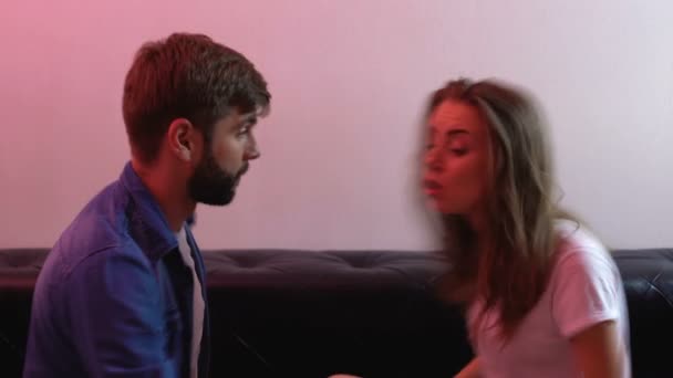 Jeunes couples se battant et criant à la maison, harcèlement familial, problèmes — Video