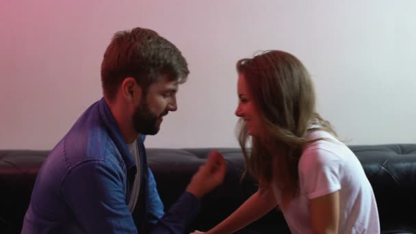 Jong verslaafde paar het nemen van ecstasy drugs, genieten van euforie, sociaal probleem — Stockvideo