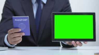 Yeşil ekranlı pasaport ve tablet Pc tutan adam, belge kaydı
