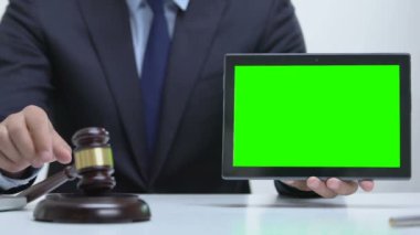 Yeşil ekranlı erkek tutma tableti, blokta tokmak vurmak, siber suç