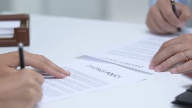 Genç çift boşanma politikası imzalayarak, parmaklardan nişan yüzüklerini çıkararak