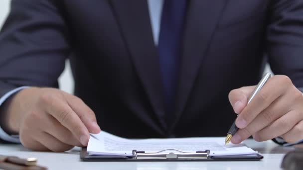 Profesjonalny prawnik uważnie czyta umowę, odpowiedzialną pracę, sprawiedliwość — Wideo stockowe