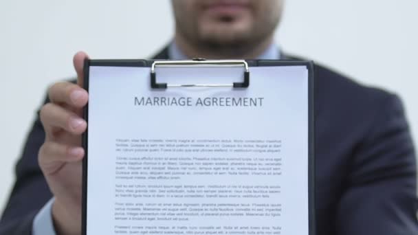 Δικηγόρος που παρουσιάζει συμφωνία γάμου σε κάμερα, οικογενειακό συμβόλαιο σε περίπτωση διαζυγίου — Αρχείο Βίντεο