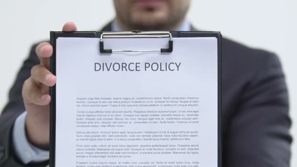 Avvocato che mostra la politica di divorzio a camera, accordo di custodia dei bambini, proprietà — Video Stock