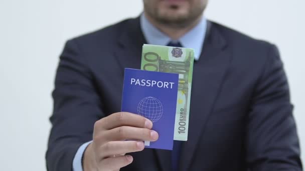 Мужчина в костюме с голубым паспортом с банкнотами евро, трудовая миграция в ЕС — стоковое видео