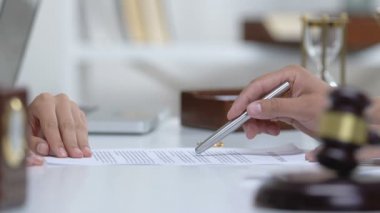Avukat belge imzalamadan önce kadın evlilik sözleşmesi beyanı açıklayan