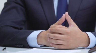 Takım elbiseli adam euro nakit alıp anlaşma imzalama, yasadışı anlaşma, yakın çekim