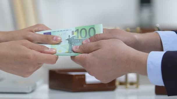 Zakenlui trekken Euro's, marketing competitie, bedrijfswinst verdelen — Stockvideo