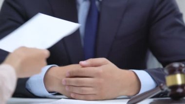 Avukata kelepçe takan polis para, rüşvet konsepti ile zarf alıyor