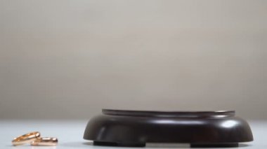 Masada nişan yüzükleri, hakim çarpıcı tokluk, aile mahkemesi davası, boşanma