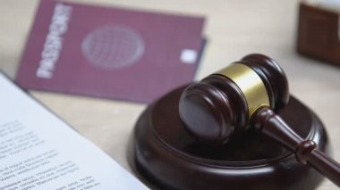 Masada kırmızı pasaport, hakim vurma tokrafa, uluslararası mülteci sözleşmesi