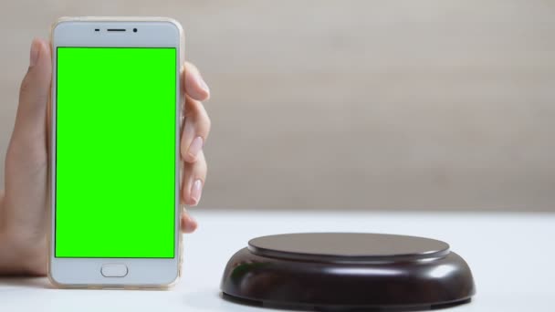 Hand weergeven van smartphone met groen scherm, rechter opvallende Gavel once, rechtbank — Stockvideo