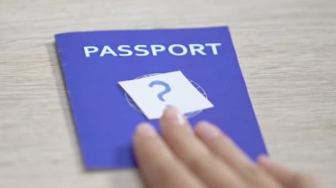 Soru işareti ile Mavi pasaport, seyahat için ülke seçimi, tatil