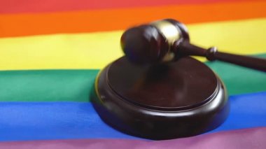 Arka planda gökkuşağı bayrağı, hakim vurma tokarasında, LGBT hareketi ve hakları