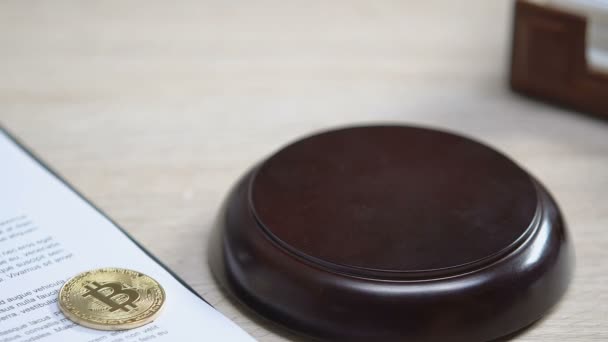 Bitcoin op tafel, rechter slaan van Gavel eenmaal, cybercrime probleem, het stelen van geld — Stockvideo