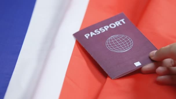 Hand putting paspoort op Franse vlag achtergrond, vluchteling op zoek naar asiel — Stockvideo