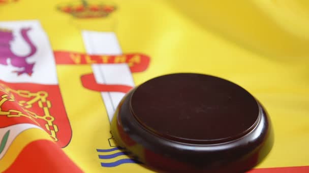 Bandera de España en segundo plano, juez golpeando mazo, crimen internacional, justicia — Vídeo de stock
