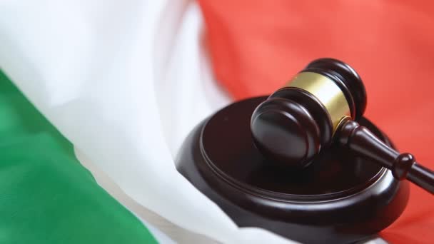 Bandera de Italia en segundo plano, juez golpeando mazo, prohibición de deportación — Vídeos de Stock