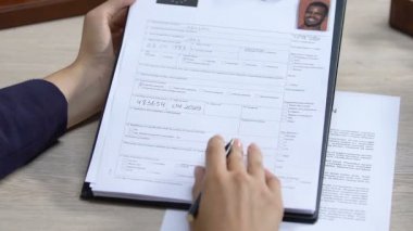 Schengen bölgesi vize başvurularını kontrol eden yönetici, sınır dışı belgelerini imzalama