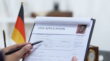 Almanya vize başvurularını kontrol eden, onaylı işaretleme, izin