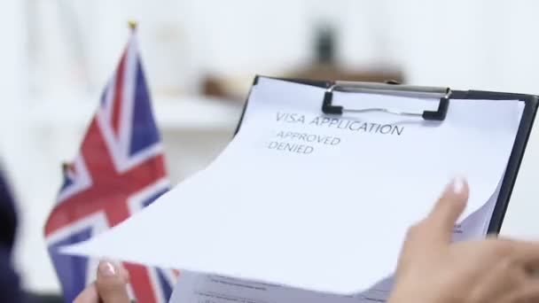 Trabajadora de la embajada comprobando solicitud de visa del Reino Unido, marcado denegado — Vídeos de Stock
