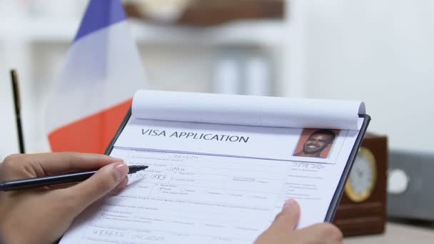 Secretário da embaixada olhando através do pedido de visto francês, marcação aprovada — Vídeo de Stock