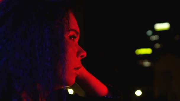 Huilen vrouwelijke bedekken gezicht door handen, lijden eenzaamheid 's nachts, probleem — Stockvideo