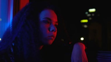 Sarhoş kadın baş dönmesi hissi mide bulantısı acı, partide alkol aşırı doz