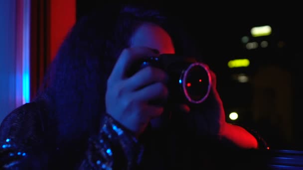 Mujer joven tomando fotos de la iluminación nocturna de la ciudad por la cámara, hobby creativo — Vídeo de stock