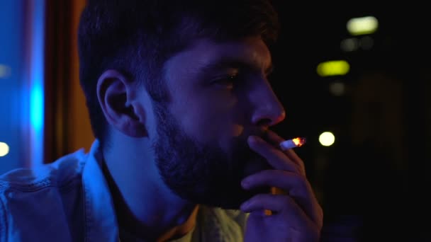Στοχαστικός άνθρωπος καπνιστών που κάθεται στο μπαλκόνι τη νύχτα, εθισμός σε κακές συνήθειες, νικοτίνη — Αρχείο Βίντεο
