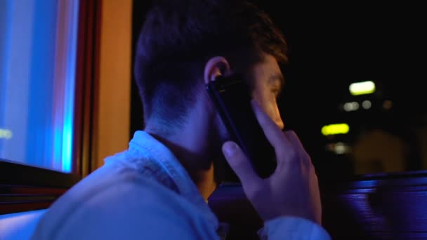 Geïrriteerde emotionele man praten telefoon 's nachts, probleem stress, communicatie — Stockvideo