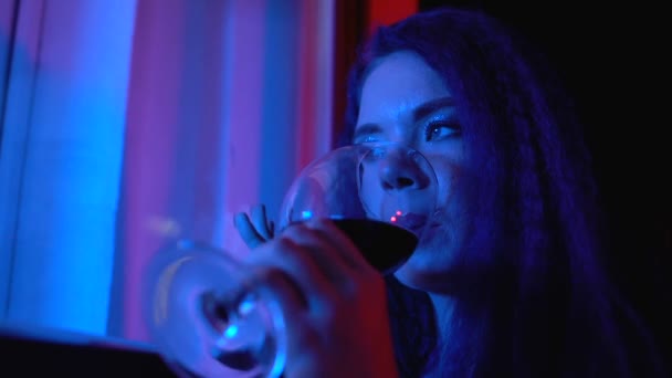 Fiatal nó, iszik bort pohár fél elalszik, éjszakai intoxikáció — Stock videók
