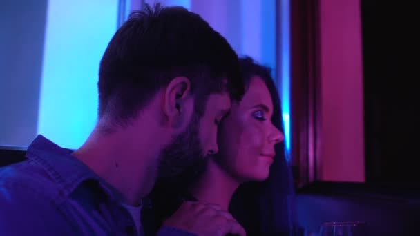 Fidanzato abbracciare fidanzata bere vino dalla notte di vetro, relazioni romantiche — Video Stock