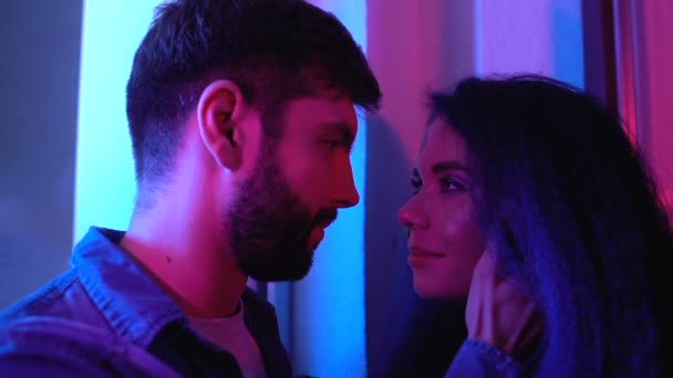 Romántica pareja besándose en la noche iluminación, sentimientos de amor, sensación de ternura — Vídeo de stock