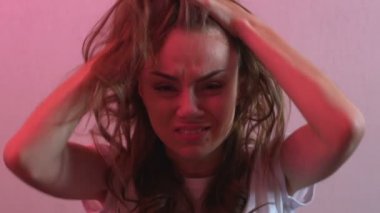 Genç deli kadın acı ruhsal bozukluk, psychedelic deneyimi bağırarak