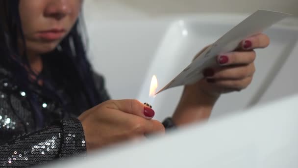 沮丧的女人燃烧照片打火机，破碎的心，关系危机，离婚 — 图库视频影像