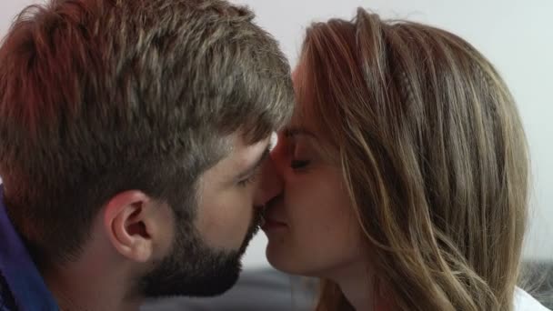Любовная пара поцелуи, близость близости, романтические отношения страсть чувственность — стоковое видео
