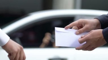 Rüşvet zarfı veren politikacı el sıkışıyor, gizli fotoğraf çeken ajan saklanıyor