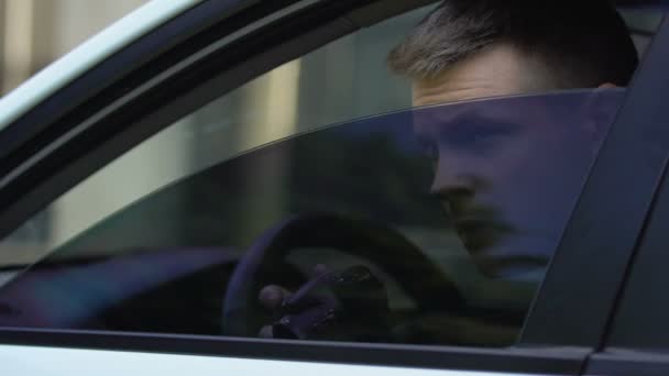 Agente masculino secretamente tomando foto por cámara sentado en el coche, fotoperiodismo — Vídeo de stock