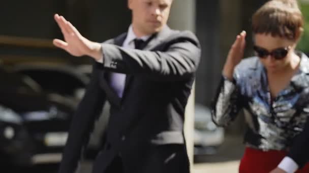 Bodyguardi celebrit chránící herečku před obtěžující fotožurnalistkou — Stock video