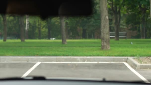 Unbekümmertes kleines Mädchen läuft auf Parkplatz vor fahrendem Auto, Verkehrsregeln — Stockvideo