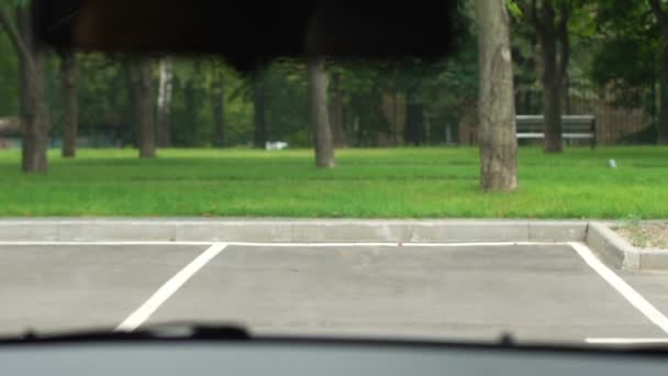 Niño asustado cubriendo la cara sensación de miedo coche de conducción, seguridad vial — Vídeo de stock