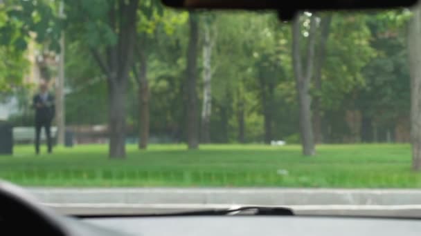 Korkmuş kadın yaya, insan faktörü, kaza önünde duran araba sürüş — Stok video