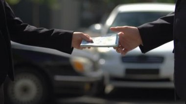 Dışarıda kadından dolar alan işadamı, anlaşma ödemesi, yolsuzluk